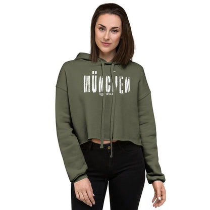 Frau trägt einen olivgrünen CREWILD Crop-Hoodie mit weißem München-Schriftzug.