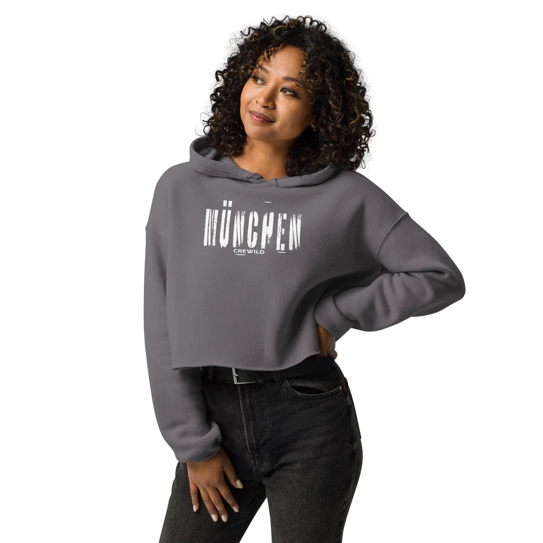 Frau trägt grauen CREWILD Crop-Hoodie mit weißem München-Schriftzug und schwarze Jeans.