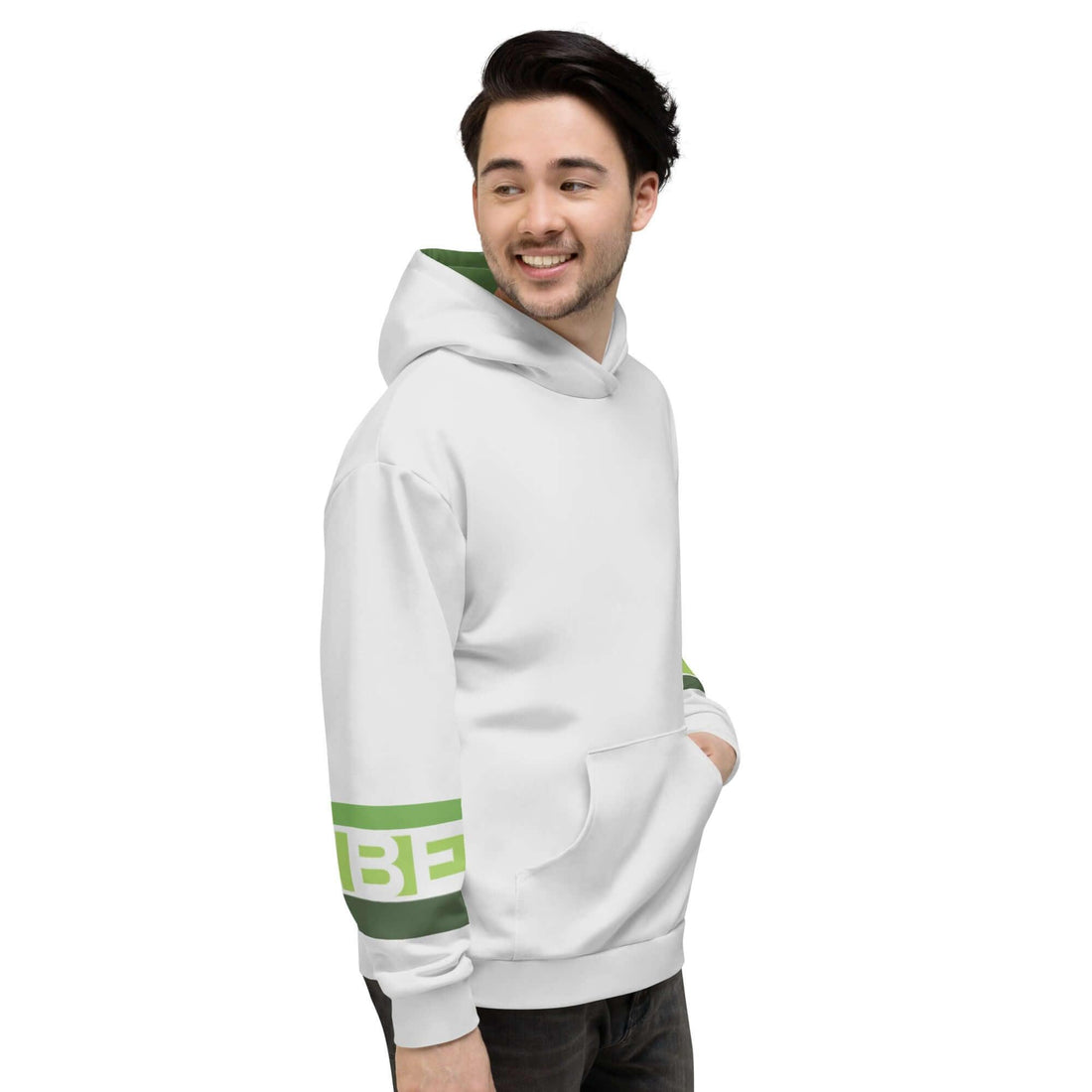 Junger Mann trägt hellgrauen Vibes Hoodie mit grünen Streifen am Ärmel vor weißem Hintergrund.