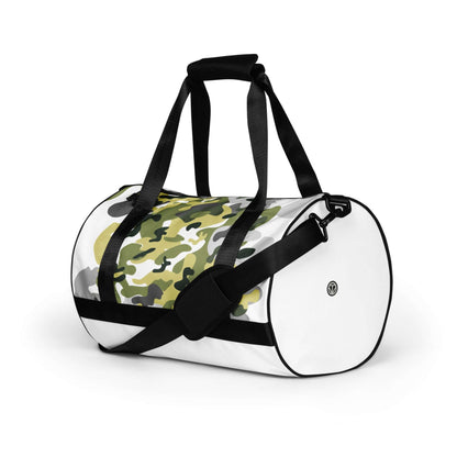 Sporttasche Camouflage Muster mit schwarzen Trägern und weißem Design auf weißem Hintergrund