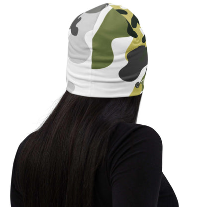 Frau mit langer dunkler Haare trägt Beanie mit Camouflage Muster in Weiß, Grün und Schwarz