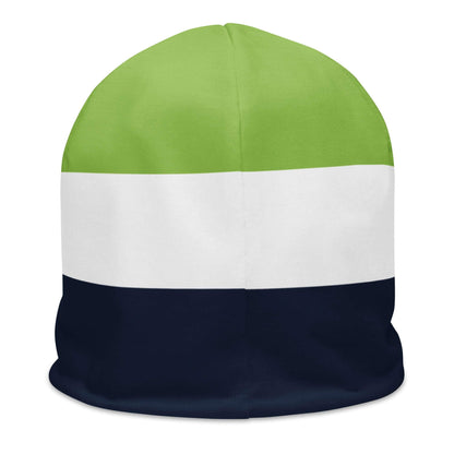 Beanie Mütze mit grünen, weißen und dunkelblauen Streifen auf weißem Hintergrund