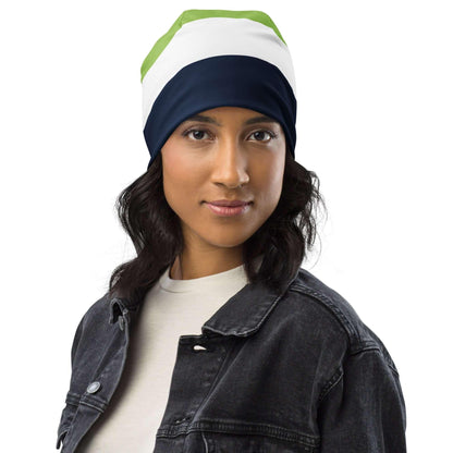 Frau mit gestreifter Beanie-Mütze in Weiß, Grün und Dunkelblau, schwarze Jeansjacke