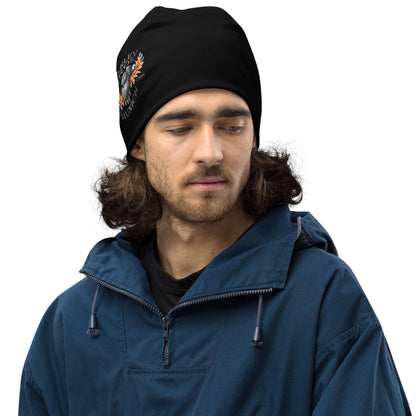 Mann mit schwarzer Beanie mit Flammen-Design und Schriftzug, blauer Jacke, weißer Hintergrund