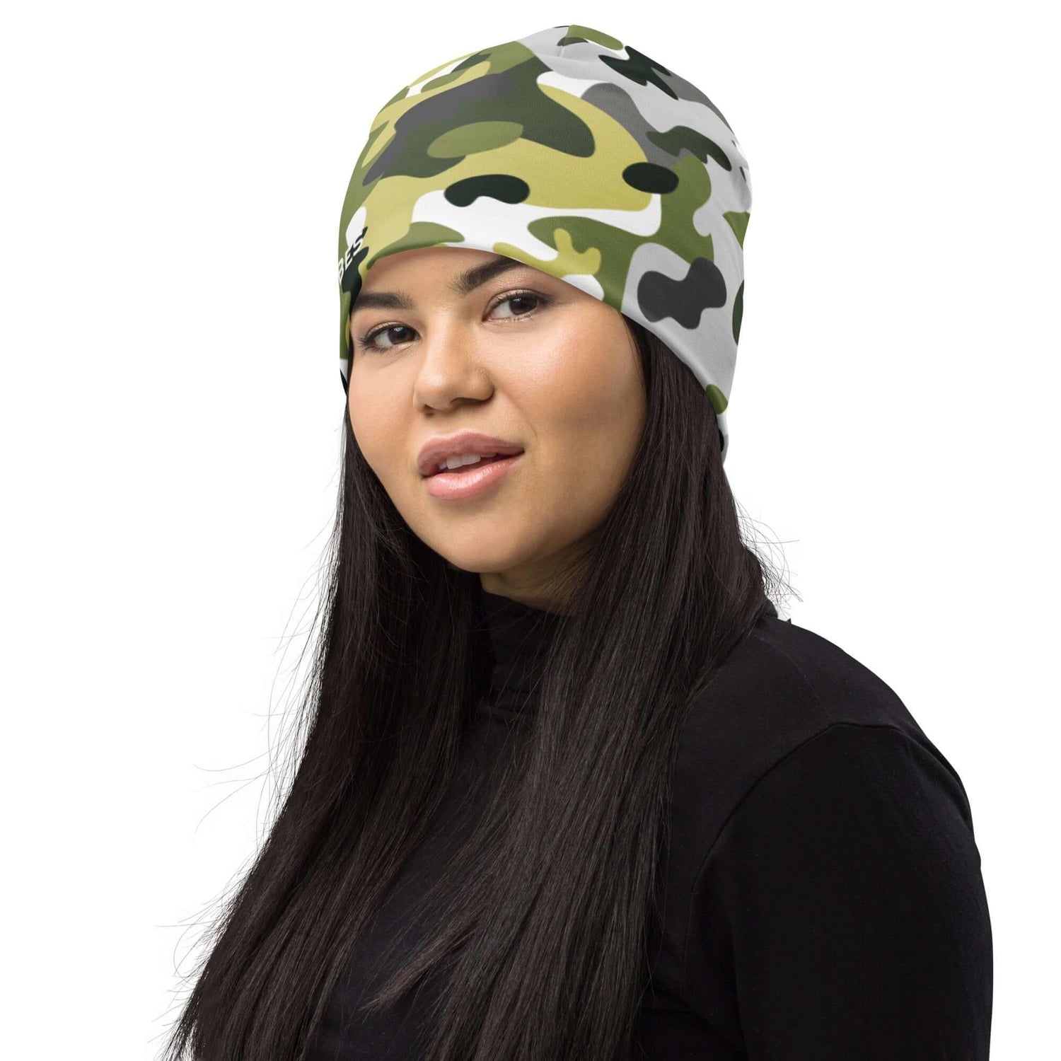Frau mit Camouflage-Beanie Mütze in Grün und Schwarz auf weißem Hintergrund