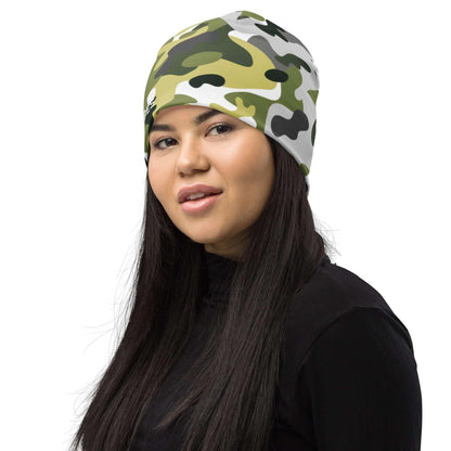 Frau mit Camouflage-Beanie Mütze in Grün und Schwarz auf weißem Hintergrund
