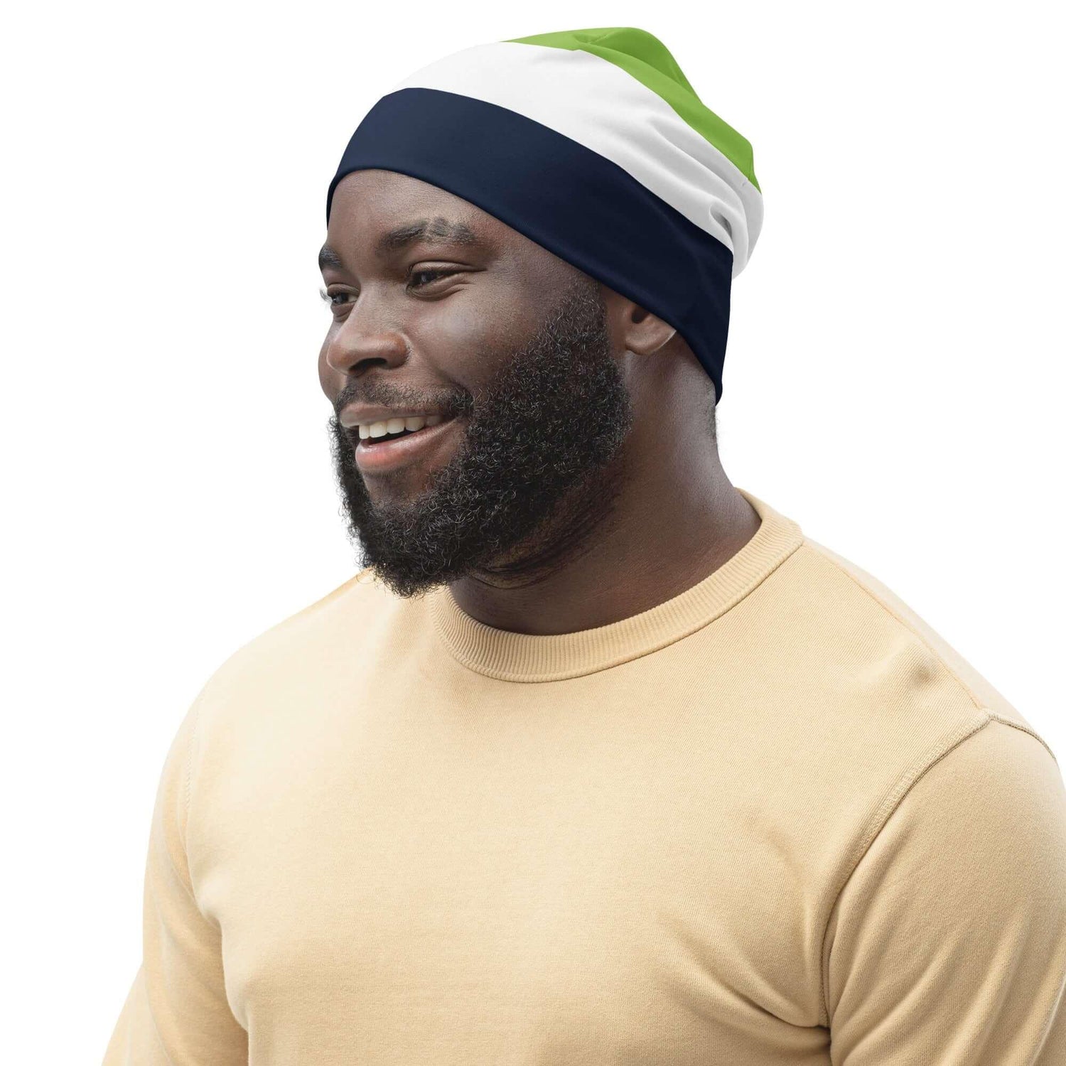 Mann mit gestreifter Beanie-Mütze in Grün, Weiß und Dunkelblau, beige Pullover