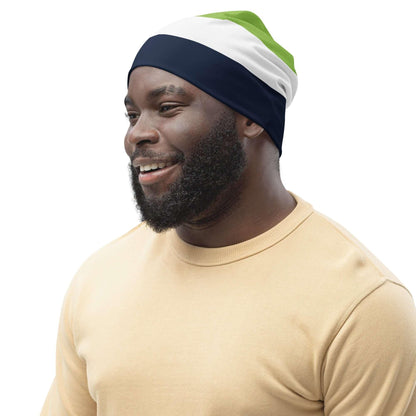 Mann mit gestreifter Beanie-Mütze in Grün, Weiß und Dunkelblau, beige Pullover
