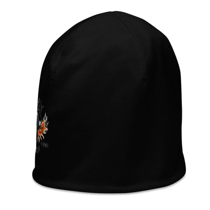 Schwarze Beanie-Mütze mit Flammen-Logo und Text am linken Rand