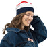 Frau mit dreifarbiger Beanie-Mütze in Rot, Weiß und Dunkelblau, Jeansjacke, weißer Hintergrund