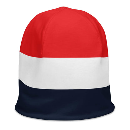 Beanie Mütze mit rot-weiß-blauem Streifenmuster, Vorderansicht auf weißem Hintergrund
