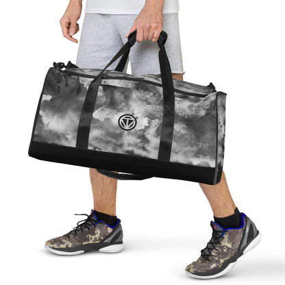 Große schwarze Sporttasche mit Marmor-Muster, getragen von Person in Shorts und Sneakers