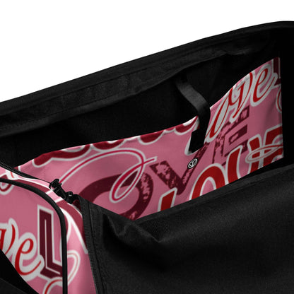 Schwarze Sporttasche mit pinkem Innenfutter und grafischem Love-Schriftzug-Design.