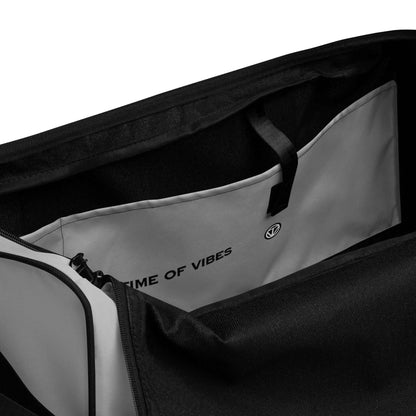 Detailansicht weißes Duffle Bag Innenfach mit Aufdruck TIME OF VIBES, schwarze Umrandung