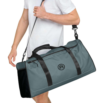 Moderner, dunkelgrauer Duffle Bag mit schwarzem Logo und Schultergurt, Mann in weißem T-Shirt