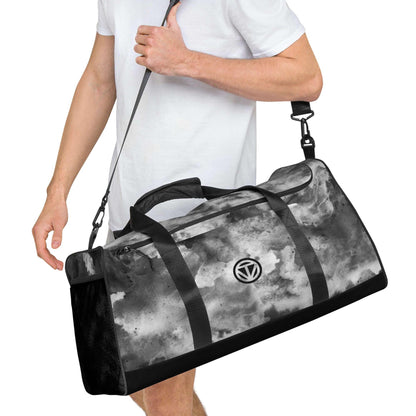 Schwarz-weiße Sporttasche mit modernem Muster und Logo, getragen von Person in weißem Shirt