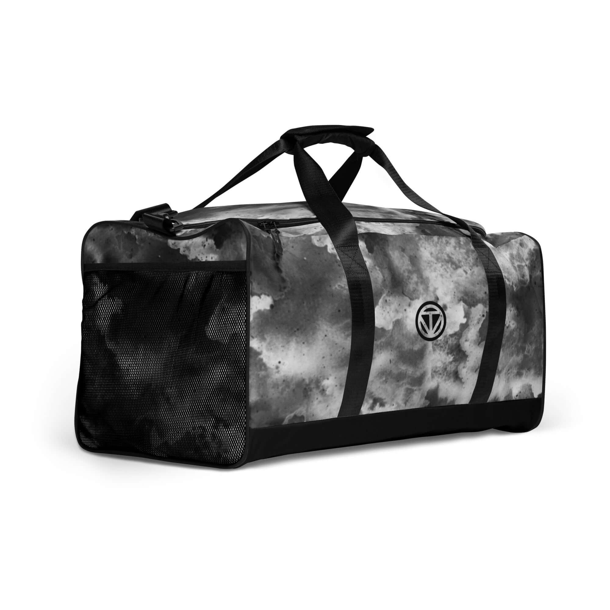 Schwarze und graue Sporttasche mit cloud print, Netz-Seitentasche und Schultergurt, freigestellt