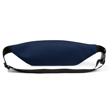 Blaue Gürteltasche mit schwarzem Gurt, minimalistisches Design, auf weißem Hintergrund