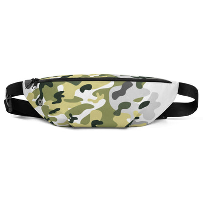 Bauchtasche mit Camouflage-Muster und schwarzem Gurtband auf weißem Hintergrund