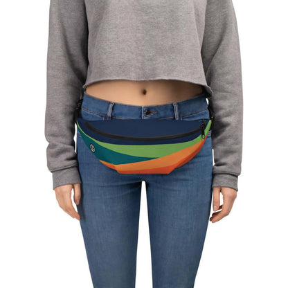 Damen Bauchtasche mit buntem Streifen-Design, getragen zu Jeans und grauem Crop-Top