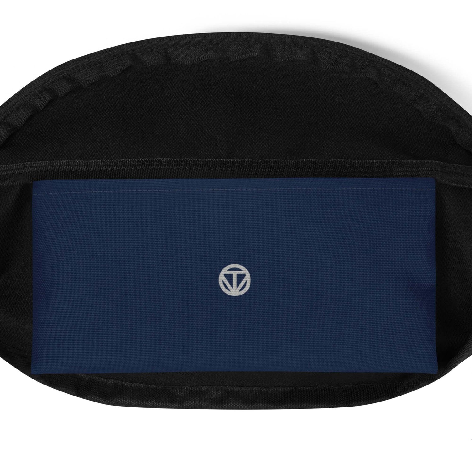 Detailansicht Bauchtasche mit schwarzem Rand und dunkelblauer Innentasche, weißes Logo