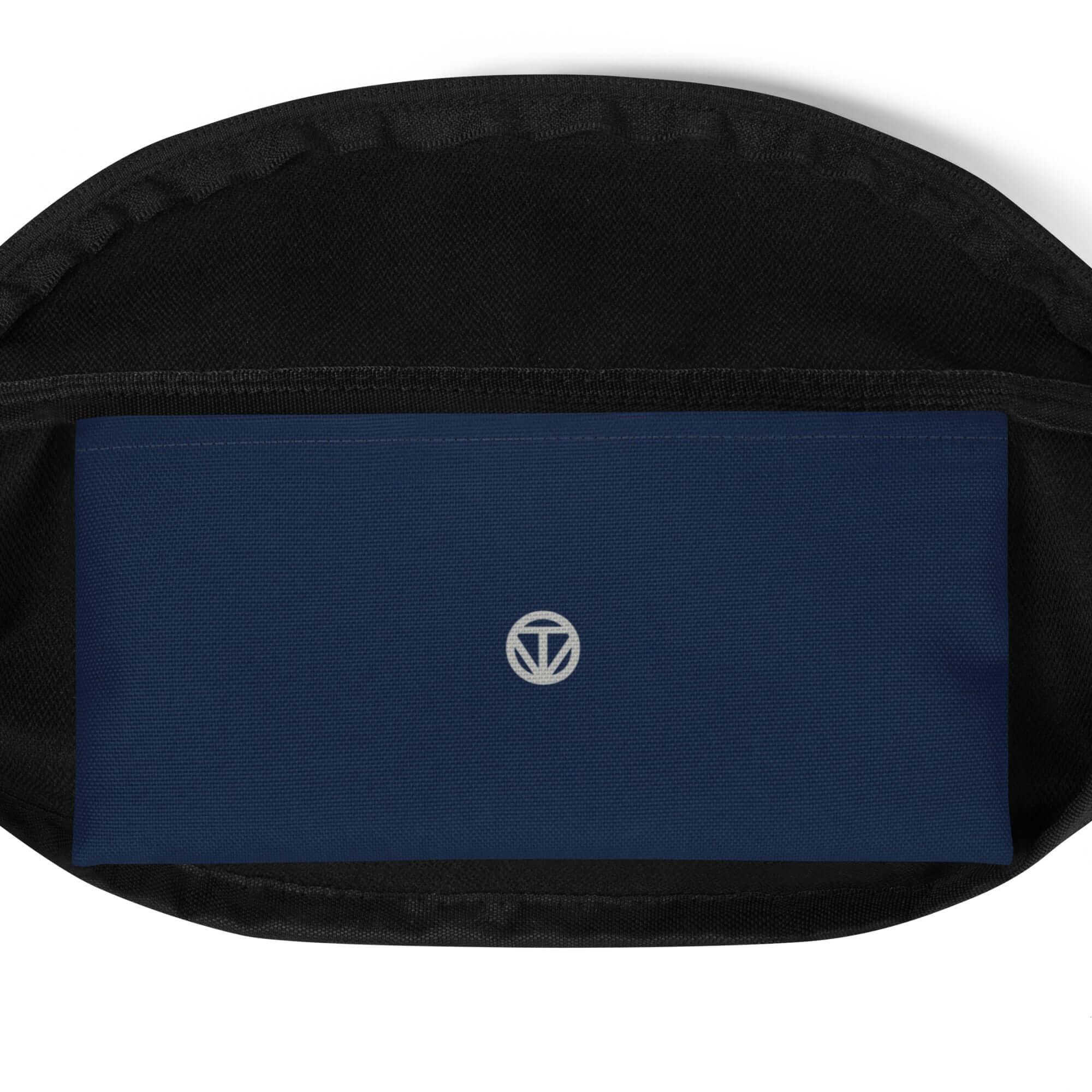 Detailansicht Bauchtasche mit schwarzem Rand und dunkelblauer Innentasche, weißes Logo