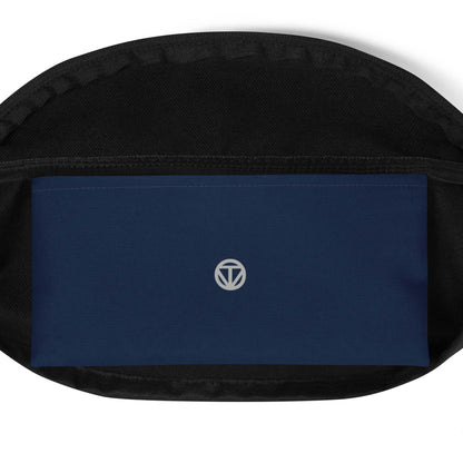 Detailansicht Bauchtasche mit schwarzem Rand und dunkelblauer Innentasche, weißes Logo