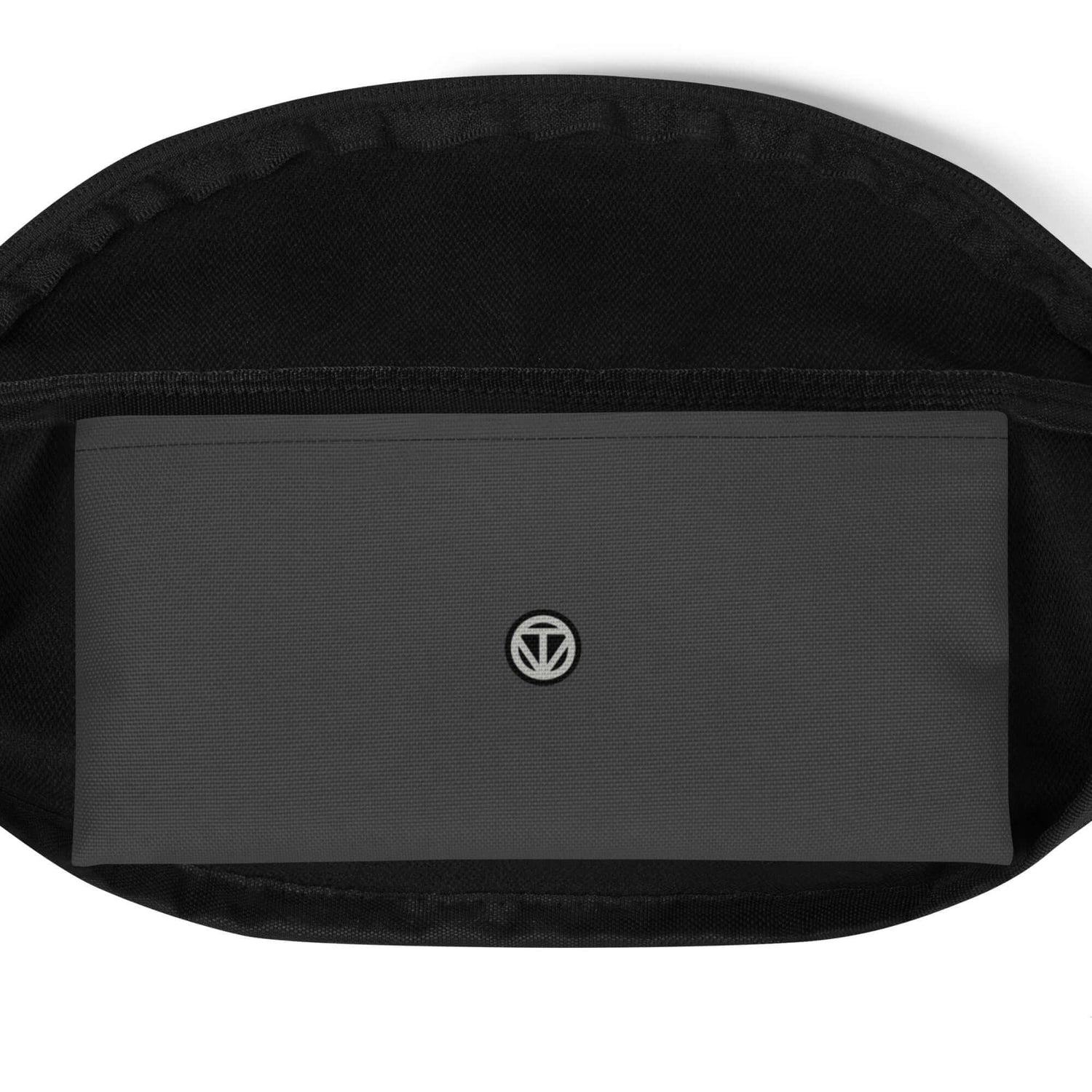 Schwarze Gürteltasche mit Innentasche und kleinem weißen Logo auf der Tasche