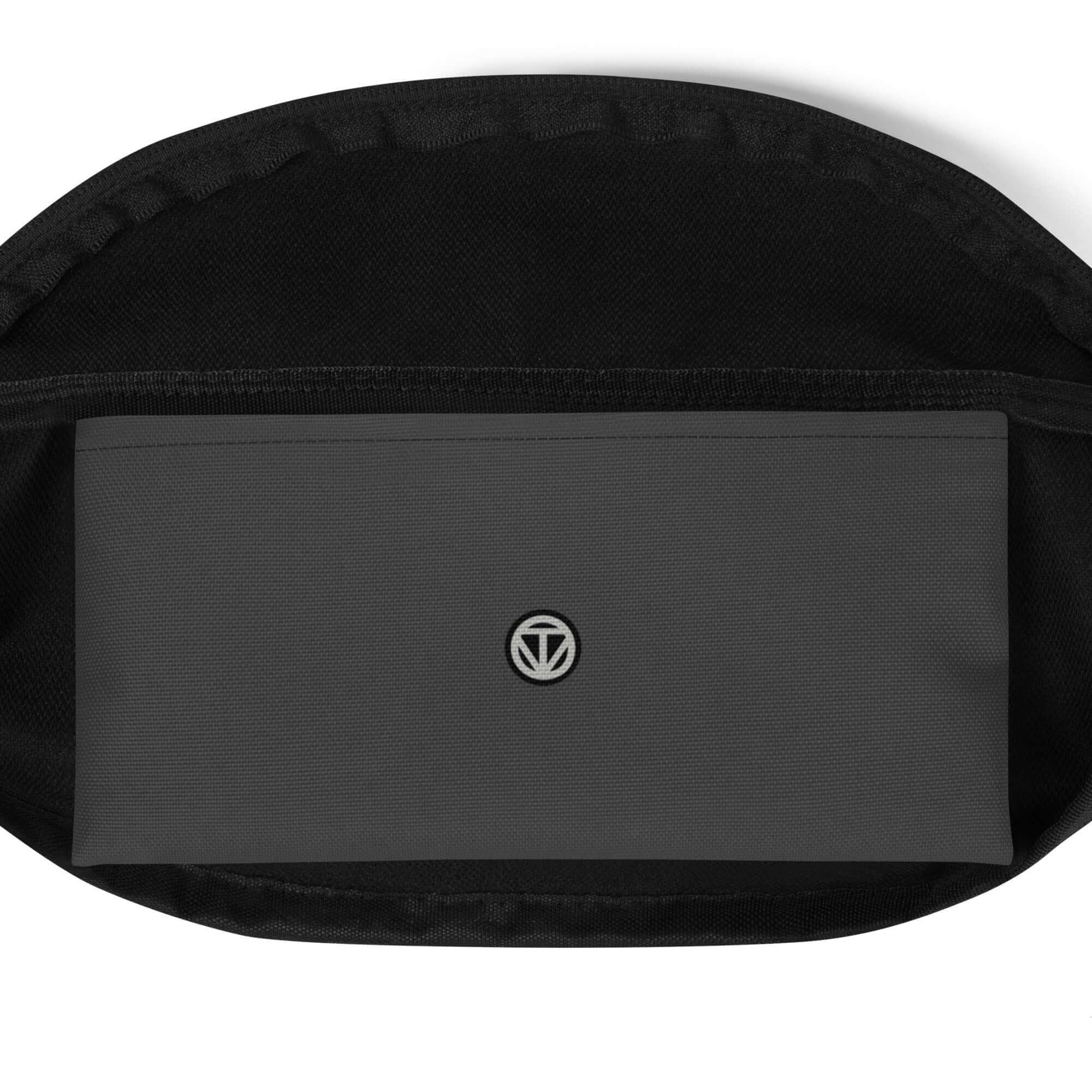 Schwarze Gürteltasche mit Innentasche und kleinem weißen Logo auf der Tasche