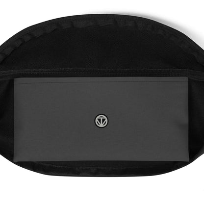 Schwarze Gürteltasche mit Innentasche und kleinem weißen Logo auf der Tasche