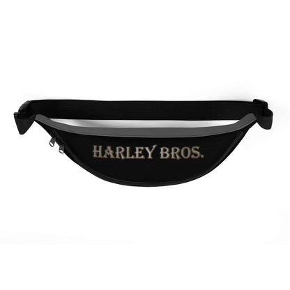 Schwarze Bauchtasche mit HARLEY BROS. Schriftzug und Reißverschluss auf weißem Hintergrund.