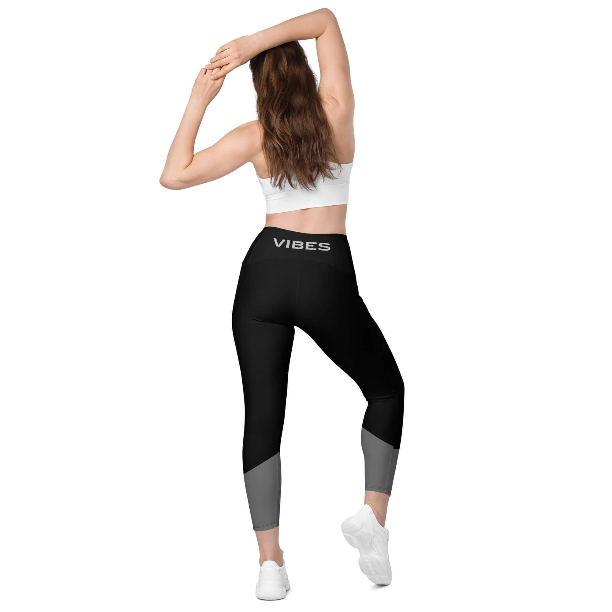 Frau in schwarzer Leggings mit grauen Details, weißem Sport-BH und Sneakers, Rückansicht