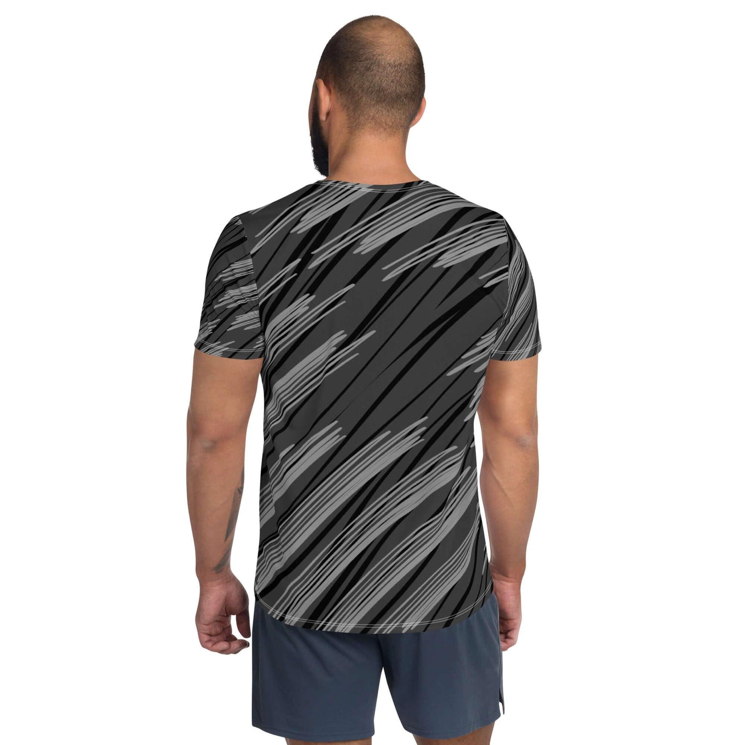 Mann mit kurzärmeligem, schwarz-grau gemustertem Sportshirt und Shorts von hinten