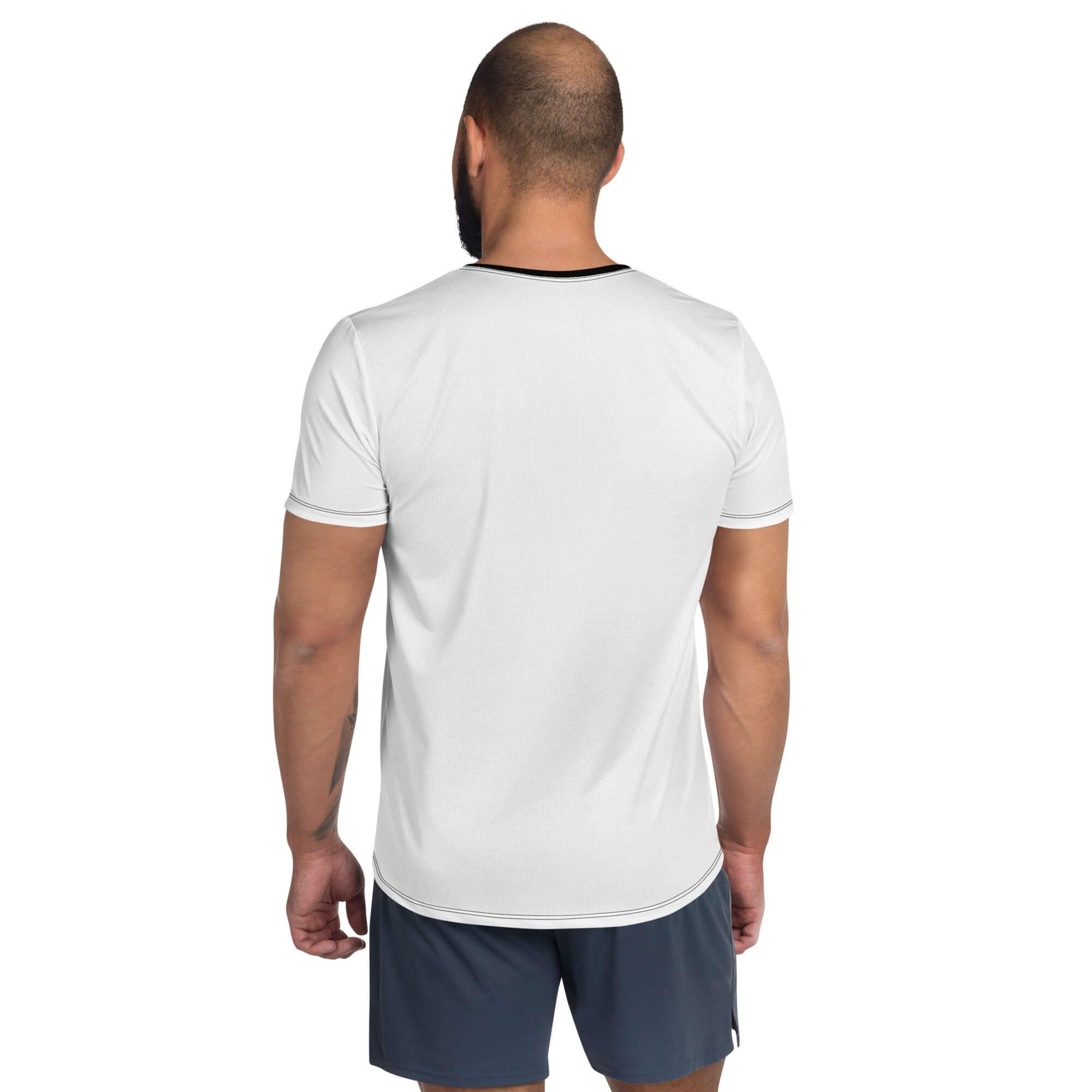 Rückansicht eines Mannes im weißen Herren Sport T-Shirt und dunklen Shorts vor weißem Hintergrund