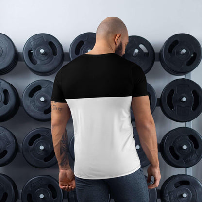 Mann im zweifarbigen Sportshirt im Fitnessstudio vor Hantelscheiben, Rückansicht