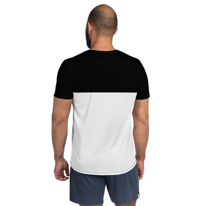 Mann trägt zweifarbiges Herren Sport-T-Shirt in Schwarz-Weiß, Rückenansicht, vor weißem Hintergrund