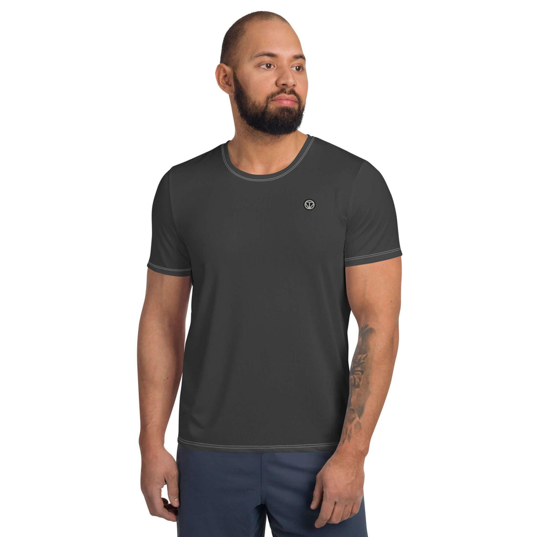 Schwarzes Herren Sport T-Shirt mit Rundhalsausschnitt, Modell vor weißem Hintergrund