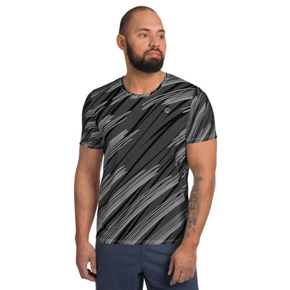 Mann im schwarzen Herren Sport T-Shirt mit grauem abstrakten Muster vor weißem Hintergrund