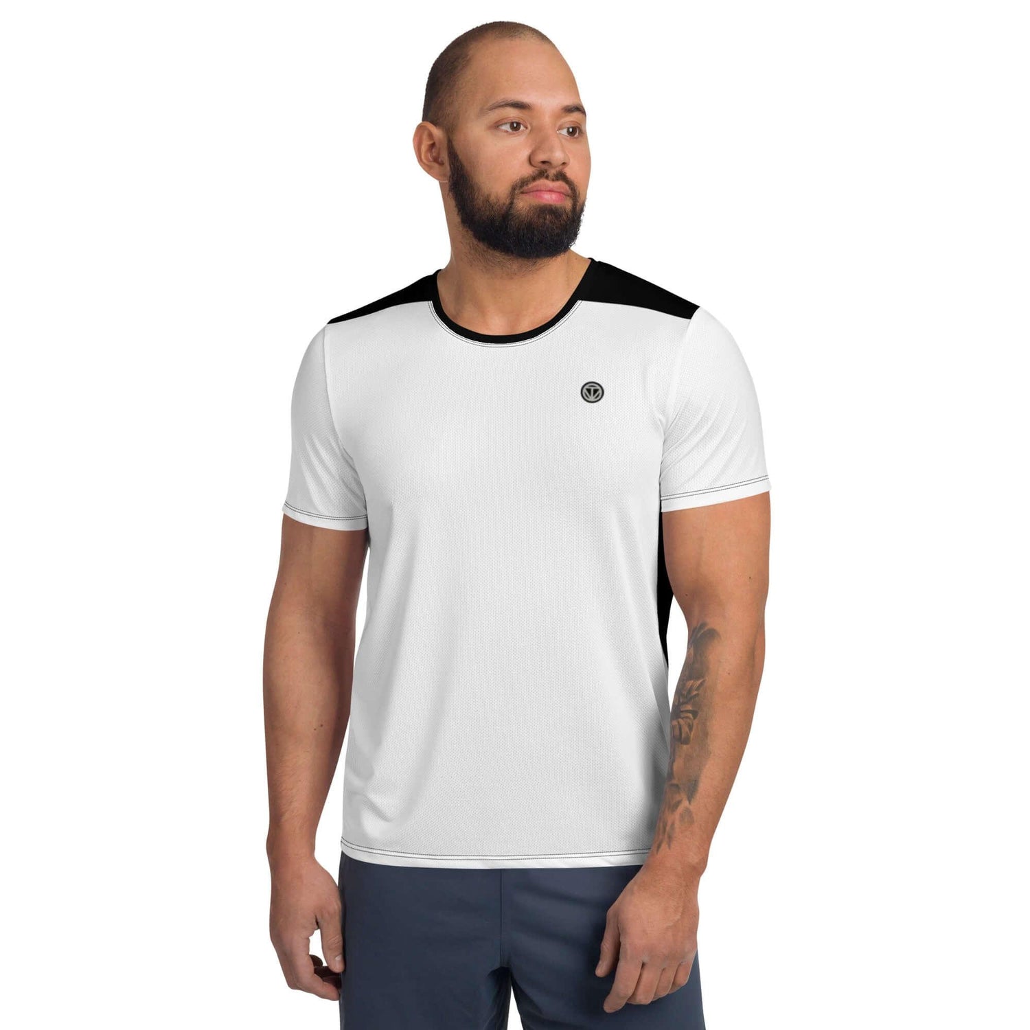Mann trägt weißes Herren Sport-T-Shirt mit schwarzen Schulterpartien und Logo-Print.