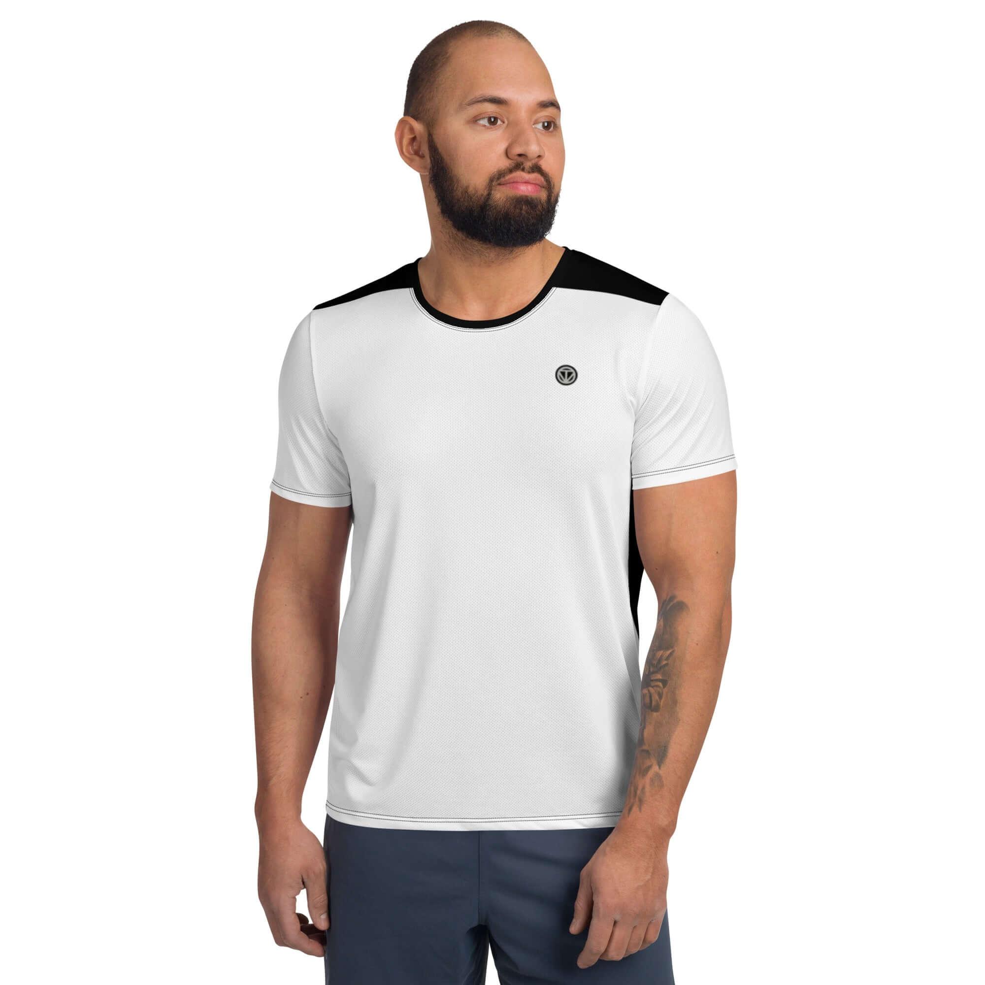 Mann trägt weißes Herren Sport-T-Shirt mit schwarzen Schulterpartien und Logo-Print.