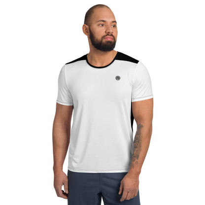 Mann trägt weißes Herren Sport-T-Shirt mit schwarzen Schulterpartien und Logo-Print.