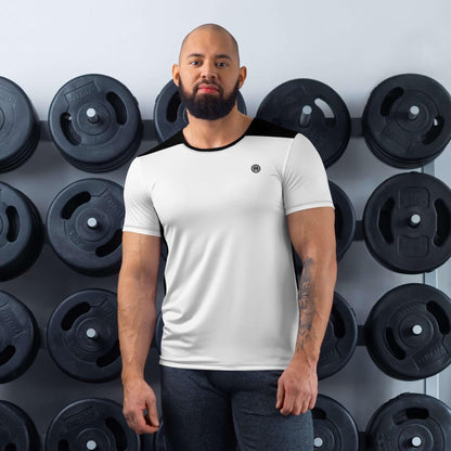 Sportlicher Mann im weißen Fitness T-Shirt vor Hantelgewichten im Fitnessstudio
