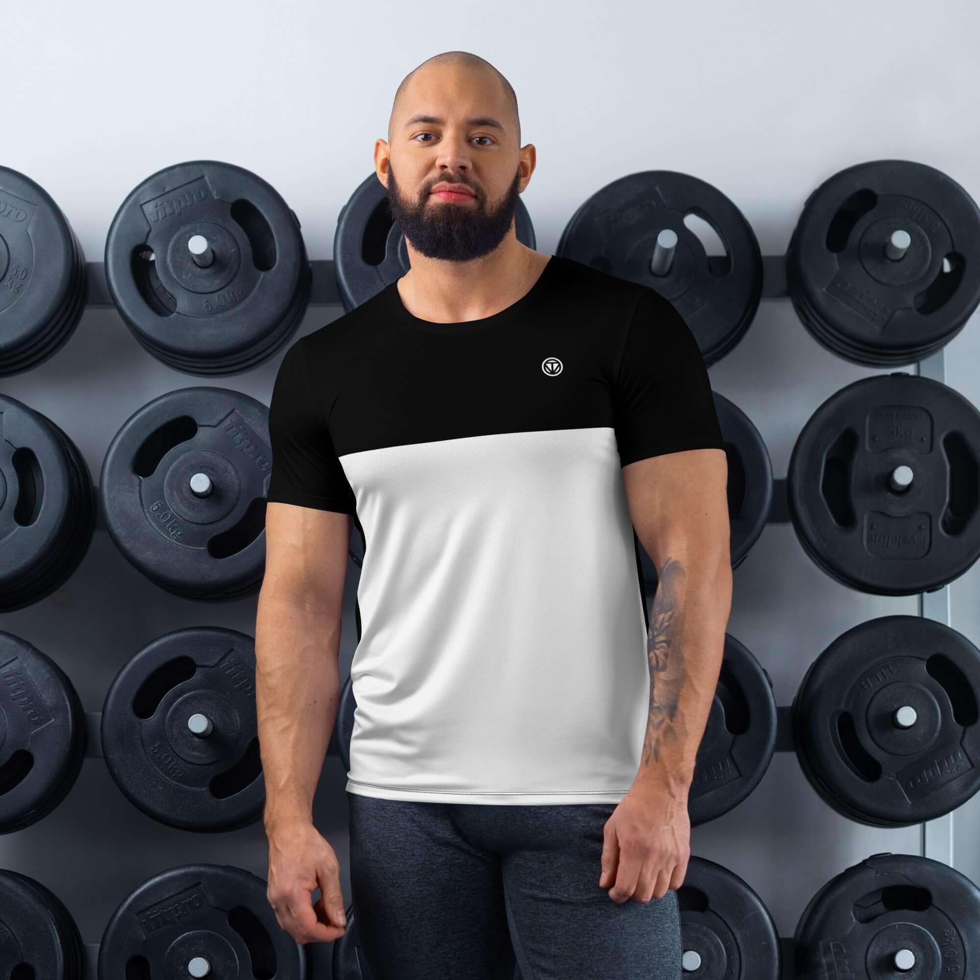 Mann im weiß-schwarz Athletic T-Shirt im Fitnessstudio vor Hantelablage