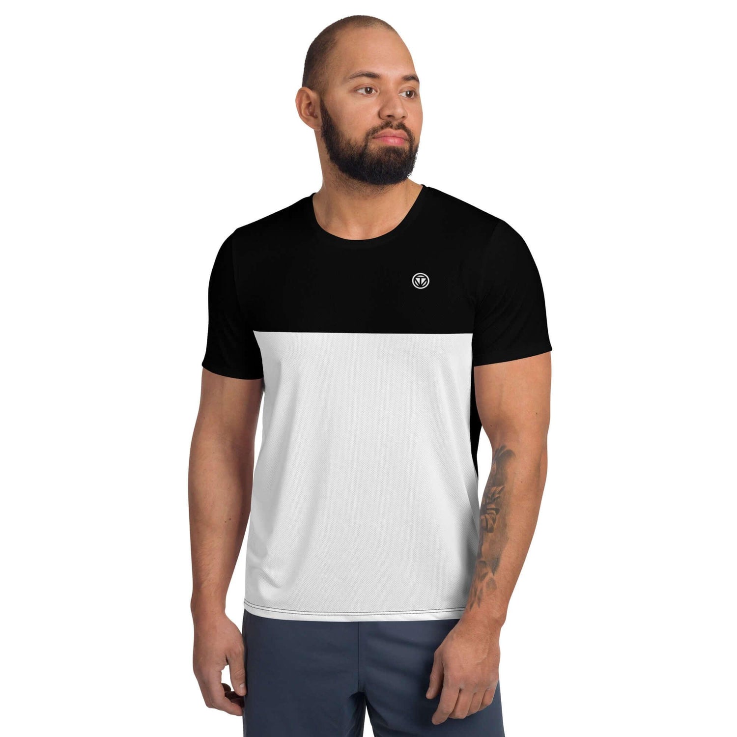 Mann trägt kurzärmeliges, zweifarbiges Sportshirt in Schwarz-Weiß mit kleinem Logo.