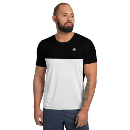 Mann trägt kurzärmeliges, zweifarbiges Sportshirt in Schwarz-Weiß mit kleinem Logo.