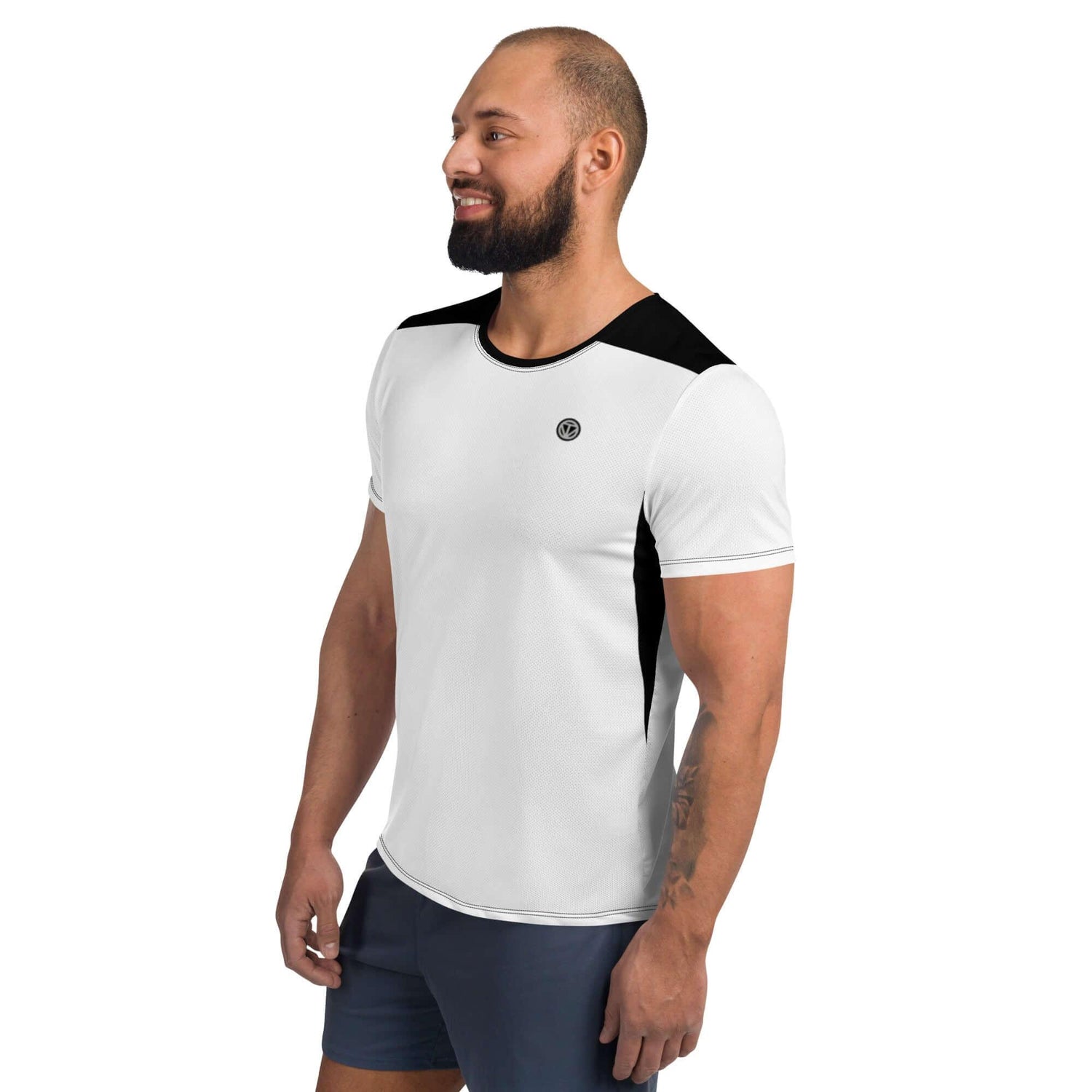 Mann trägt weißes Herren Sport T-Shirt mit schwarzen Akzenten und kurzem Ärmel