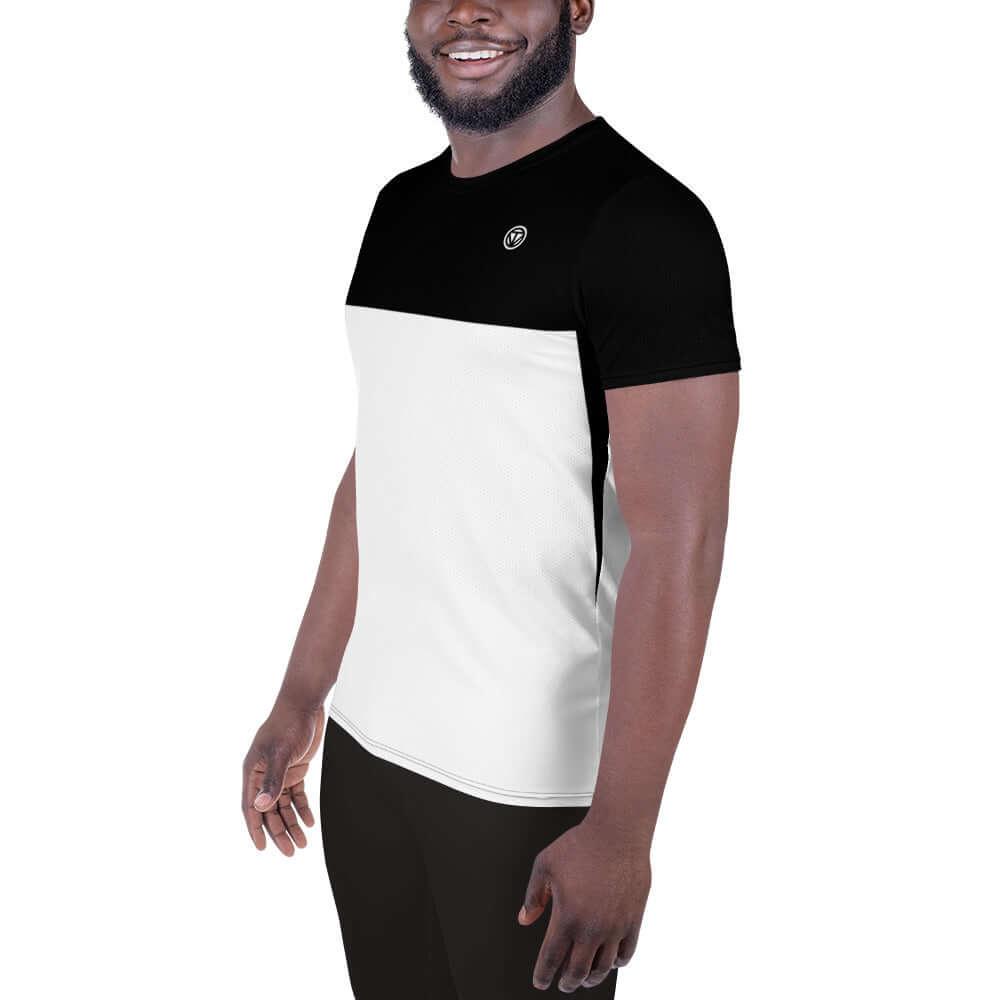 Herren Sport T-Shirt schwarz-weiß, athletisch, mit Logo, vor weißem Hintergrund
