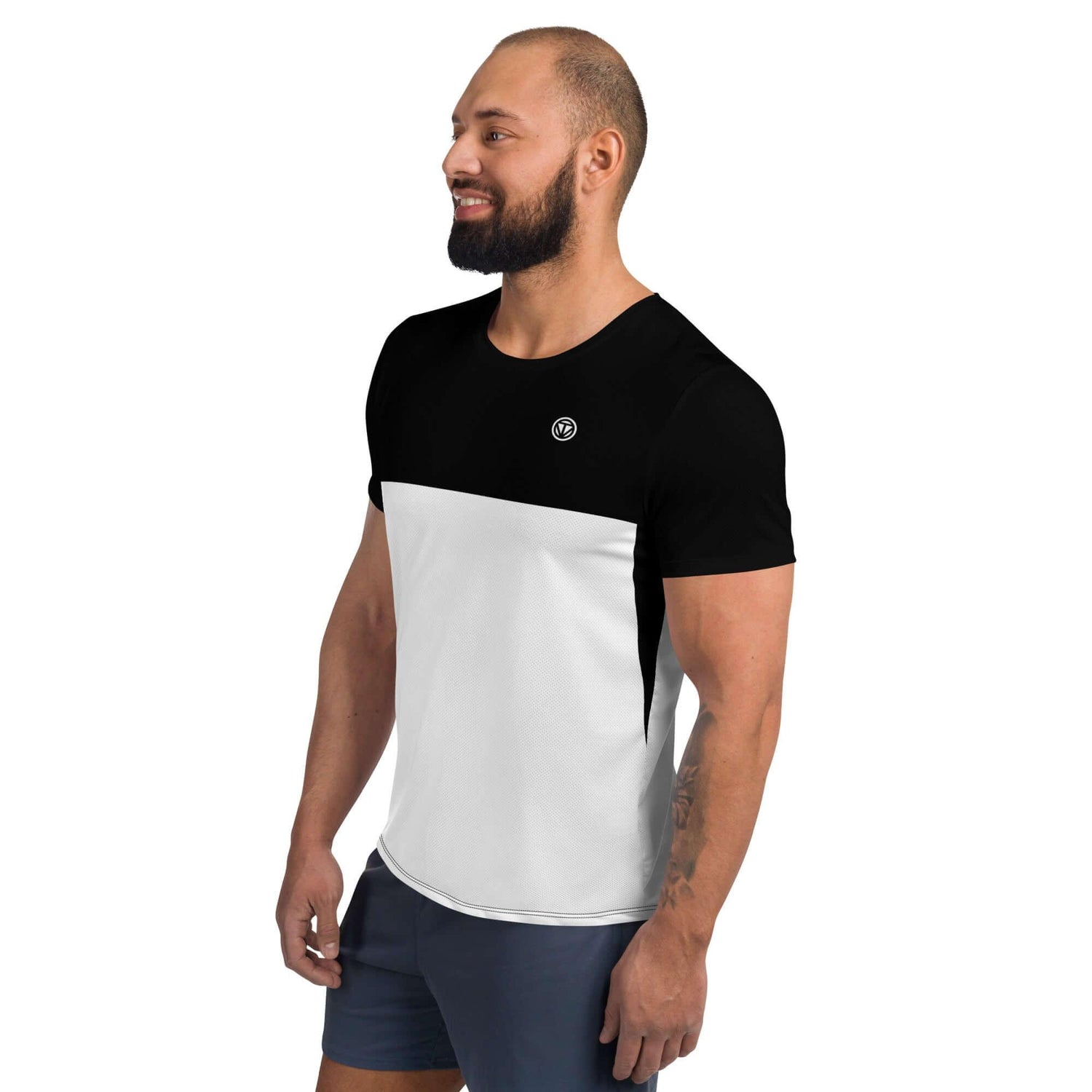 Herren Sport T-Shirt kurzarm, schwarz-weiß, modernes Design, Modelansicht seitlich