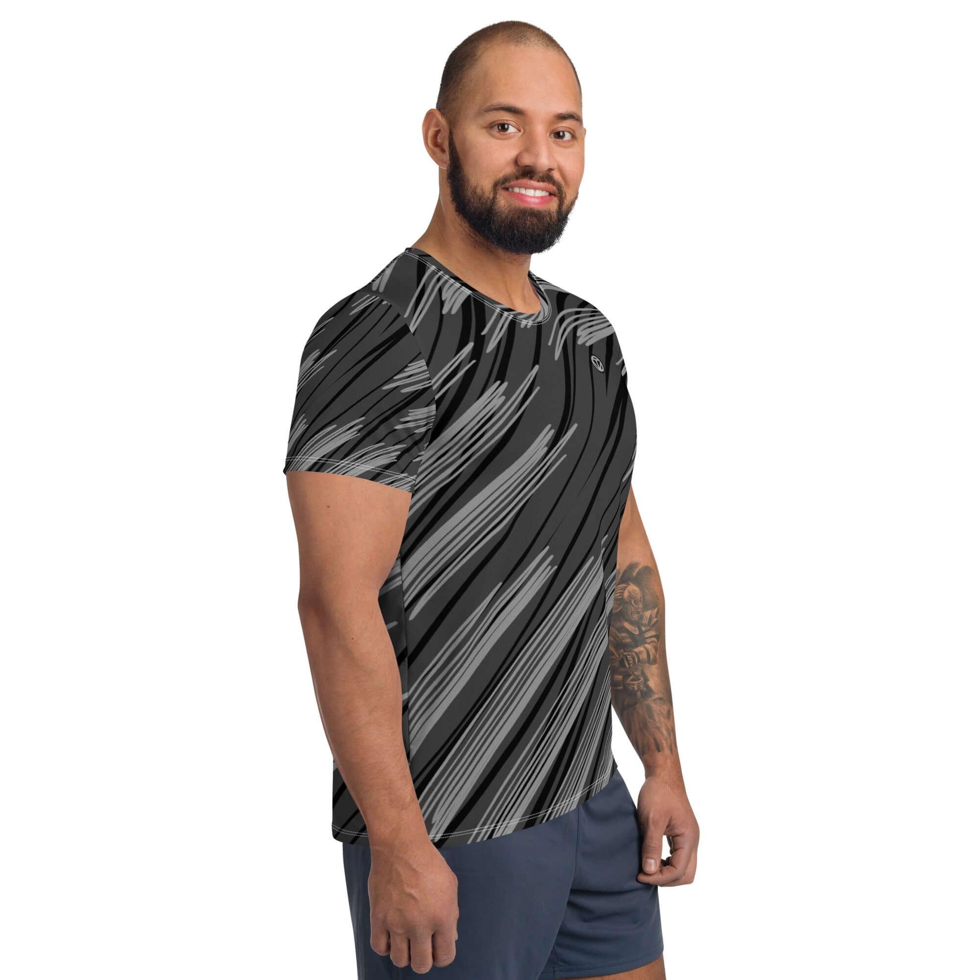 Mann im schwarzen, gestreiften Herren Sport T-Shirt, lächelnd, vor weißem Hintergrund