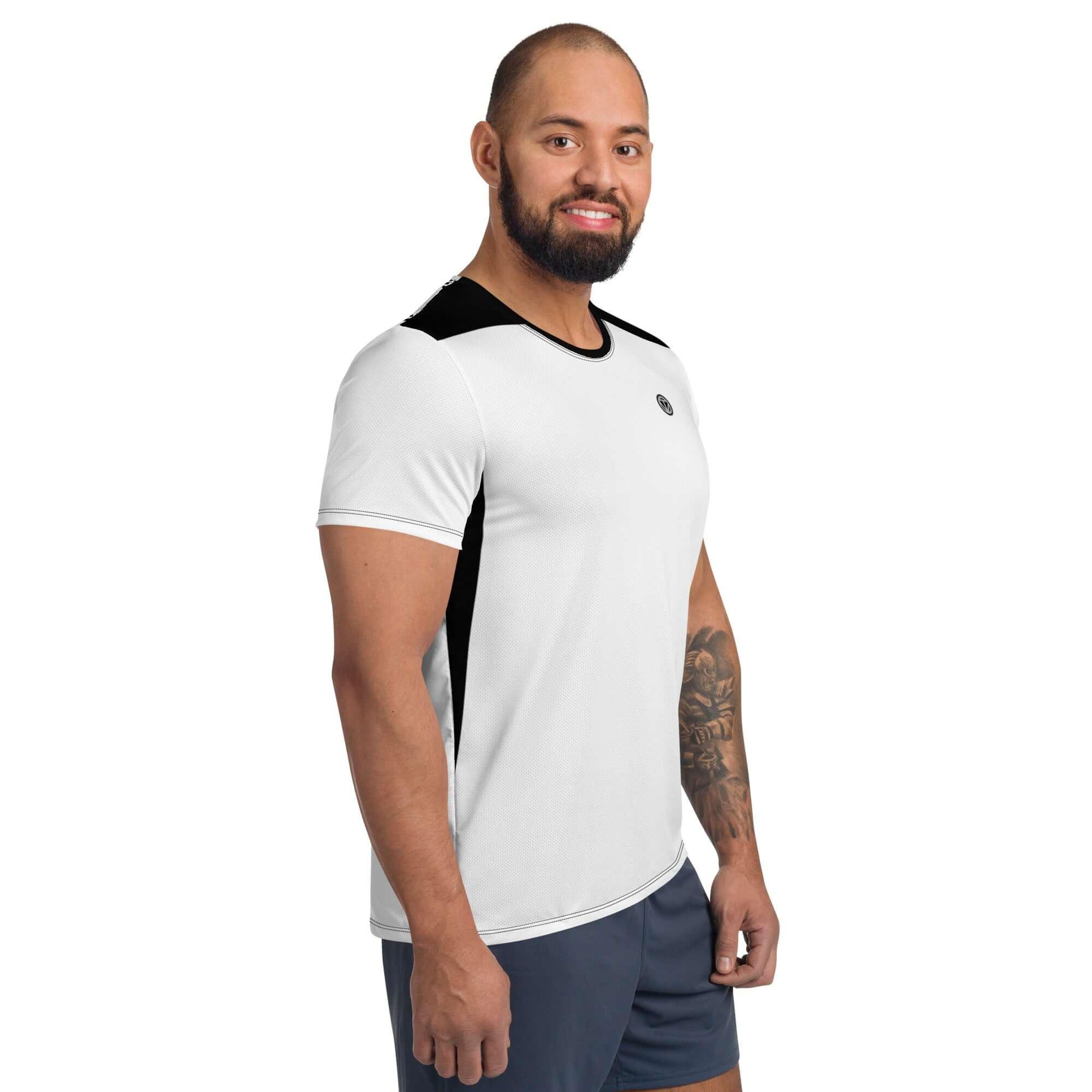 Mann mit kurzärmeligem, weißem Sport T-Shirt mit schwarzen Akzenten vor weißem Hintergrund